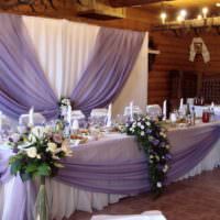 Букеты белых роз по углам свадебного стола