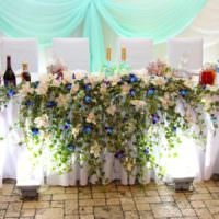 Цветочные композиции в качестве декора свадебного стола