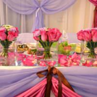 Алые розы в декоре свадебного стола