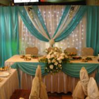 Сиреневые и бежевые ткани в оформлении свадебного стола