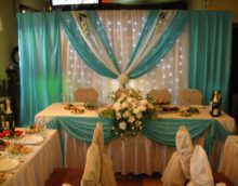 Сиреневые и бежевые ткани в оформлении свадебного стола