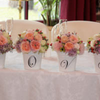 Букеты цветов на свадебном столе