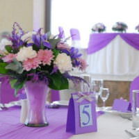 Табличка с номером на столе для гостей свадебного торжества