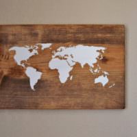 Деревянное панно в виде карты мира