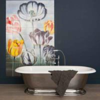 Панно с цветущими тюльпанами в ванной
