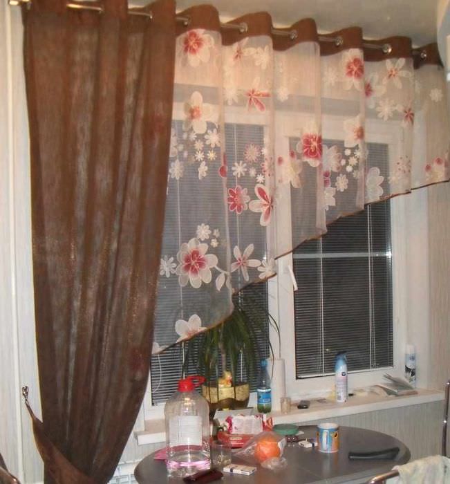 пример красивого интерьера окна на кухне