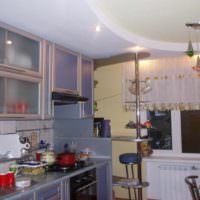 вариант светлого стиля потолка на кухне фото