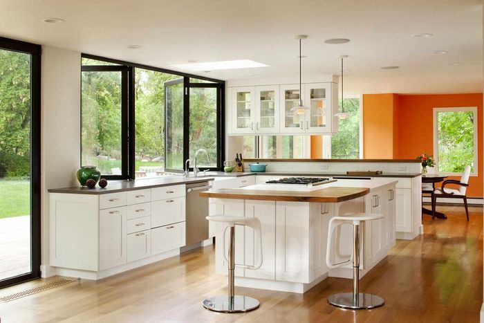 идея светлого дизайна окна на кухне