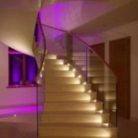 пример светлого дизайна лестницы в честном доме фото