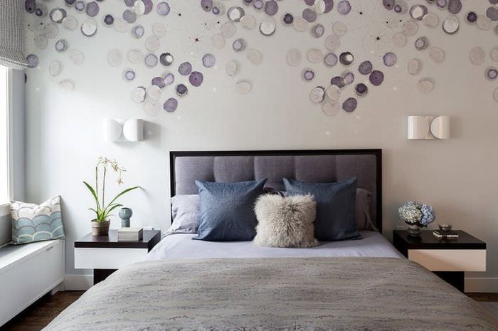 Дизайн стены над изголовьем кровати в спальне площадью 12 кв метров