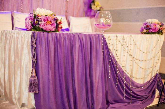 Декорирование края свадебного стола плотной тканью