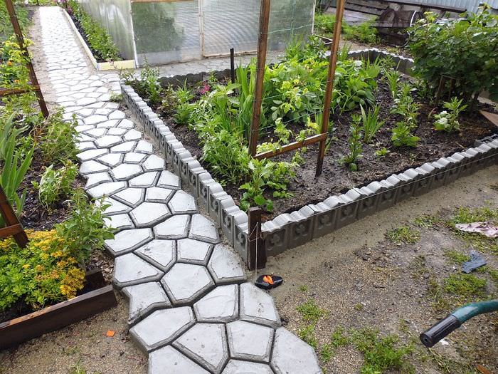 Самодельная садовая дорожка из бетонной плитки