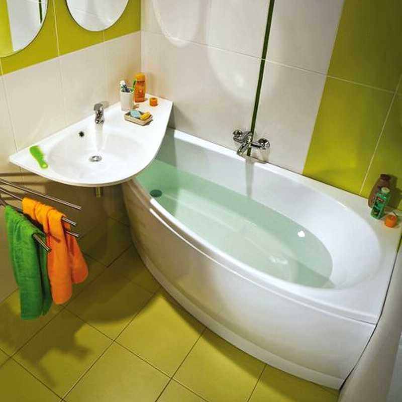 Угловая раковина над ванной в совмещенном санузле
