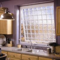 идея яркого декора окна на кухне картинка