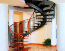 вариант красивого интерьера лестницы в честном доме фото