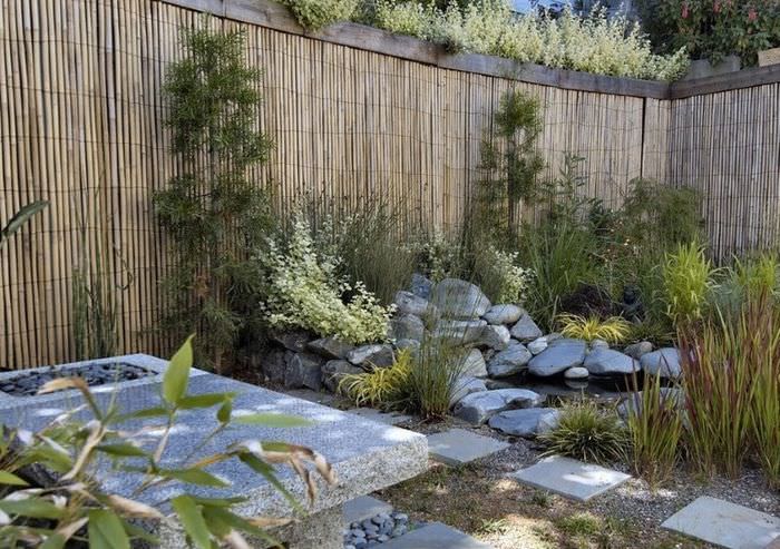 Бамбуковый забор в дизайне садового участка