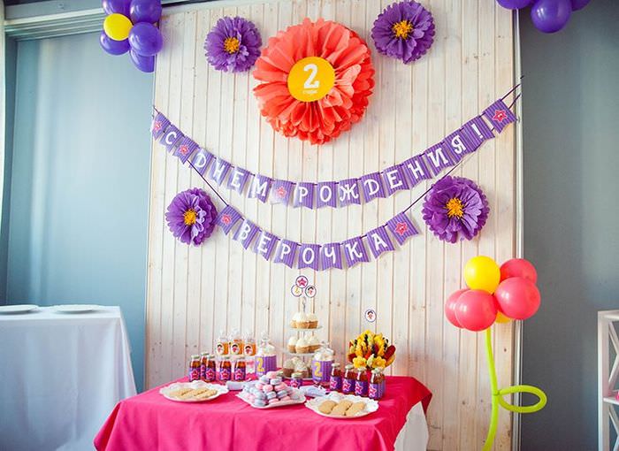 Декорирование комнаты девочки бумажными цветами на день рождения