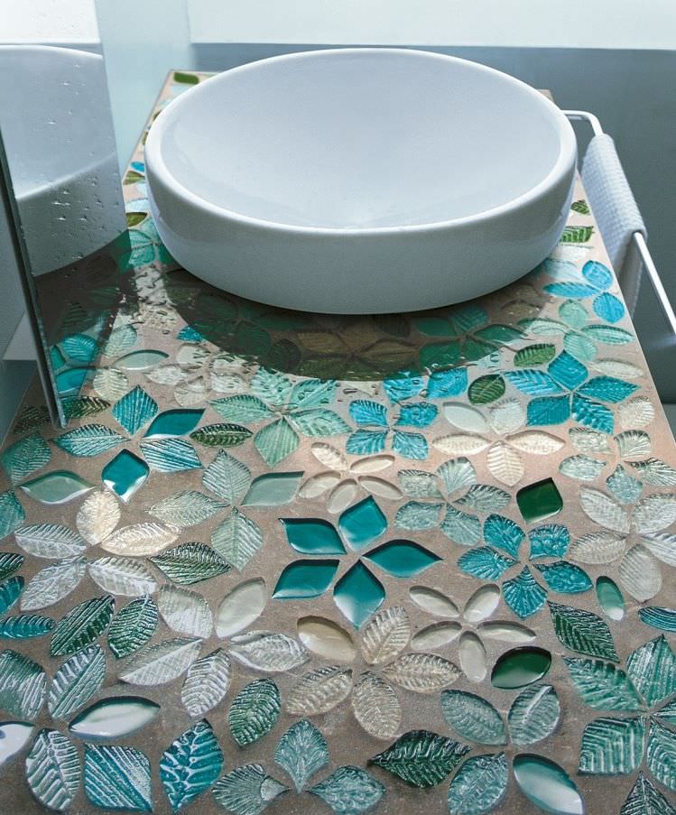 Столешница в ванной комнате с облицовкой из мозаики