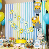 Синие и желтые шаря в декоре комнаты на день рождения
