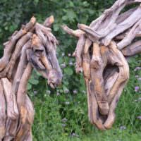 Скульптуры коней из старых веток