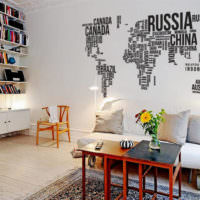 Карта мира из букв на стене кухни