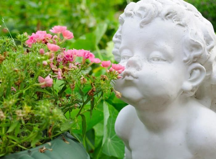 Декоративная статуэтка мальчика для декорирования небольшого сада