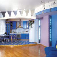 Синяя кухня на подиуме и деревянный пол