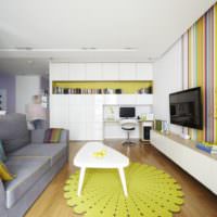 Яркие цвета в дизайне однокомнатной квартиры