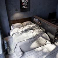 Двухспальная кровать в спальне молодых супругов