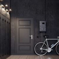Прихожая в стиле лофт в однокомнатной квартире и велосипед
