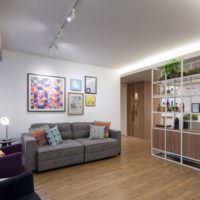 Интерьер современной гостиной с потолочной подсветкой