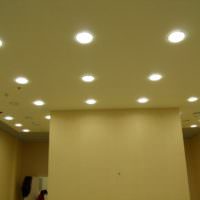 Потолок из гипсокартона со встроенными светильниками
