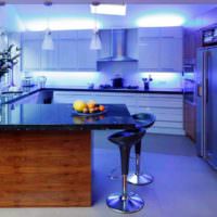 Кухня со светодиодными светильниками в холодном свете