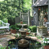 Небольшой водоем с фонтаном в частном саду