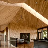 Отделка потолка сложной формы древесным материалом