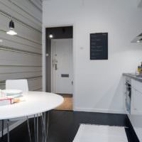 Дизайн кухни в белом цвете в однушке панельного дома