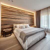 Оформление стены над изголовьем кровати из натуральной древесины