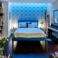 Интерьер небольшой спальни в синих оттенках