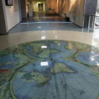 Старинная карта мира на полу гостиной