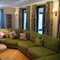 Мягкая мебель с тканевой обивкой оливкового цвета в интерьере комнаты