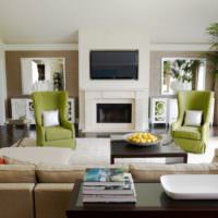 Два кресла оливкового цвета в гостиной с камином