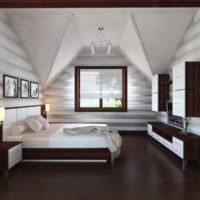 Белый потолок и коричневый пол в спальне загородного дома