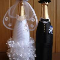 Платье невесты и костюм жениха на бутылках шампанского