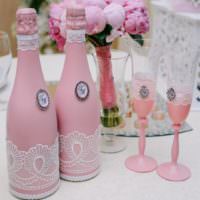 Кружевное оформление свадебных бутылок в розовых тонах