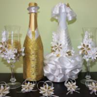 Золотой цвет в декоре свадебных бутылок