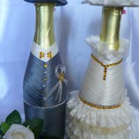 Шляпки на свадебных бутылках шампанского