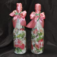 Розовые ленты на свадебных бутылках