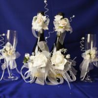 Белые розы в декоре шампанского для свадьбы