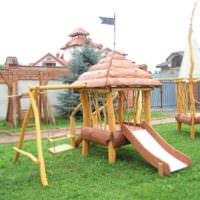 Детская площадка из дерева на дачном участке