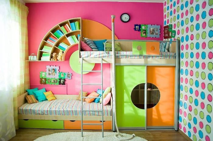 Интерьер детской комнаты с двухэтажной кроватью